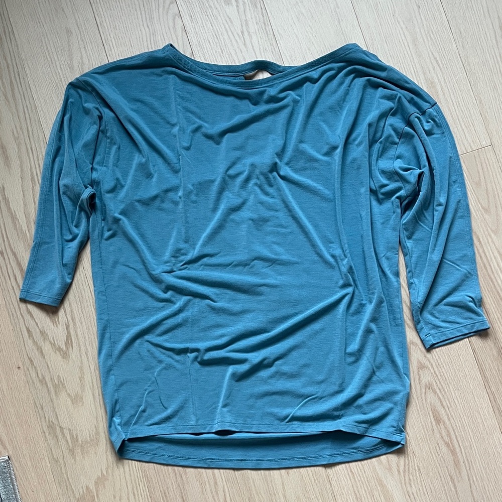 Athleta Ease In Top Blue Medium Back Cutout 3/4 Sleeve